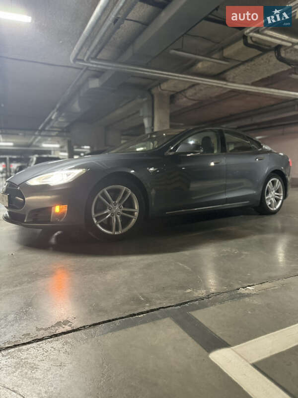 Tesla Model s (2013)