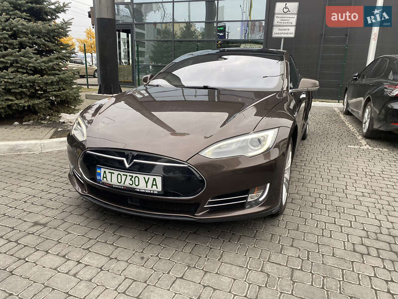 Tesla Model s (2015)