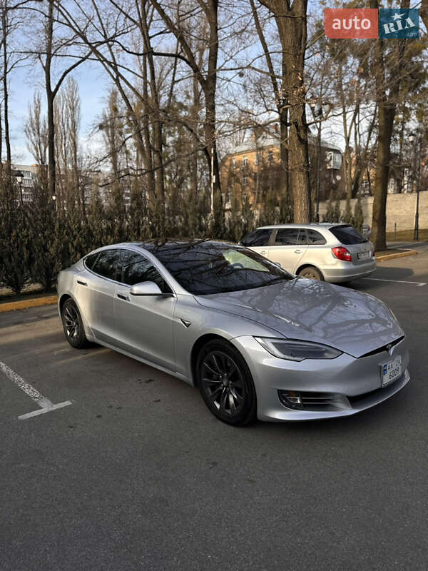 Tesla Model s (2018)
