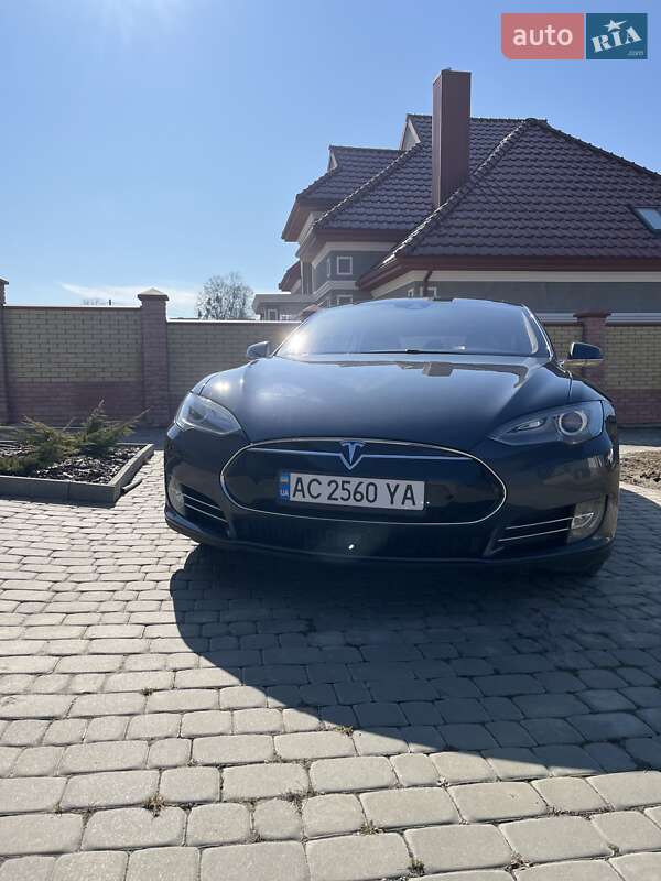 Tesla Model s (2015)