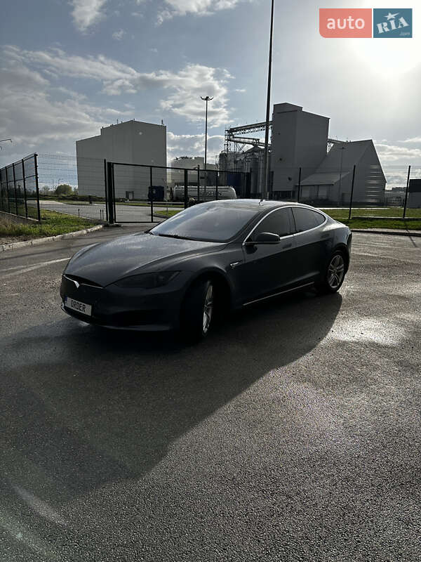Tesla Model s (2015)