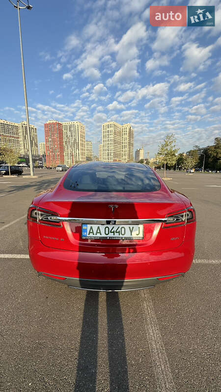 Tesla Model s (2015)