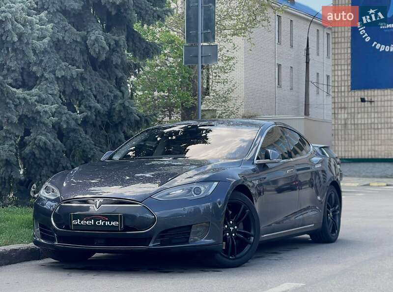 Tesla Model s (2015)