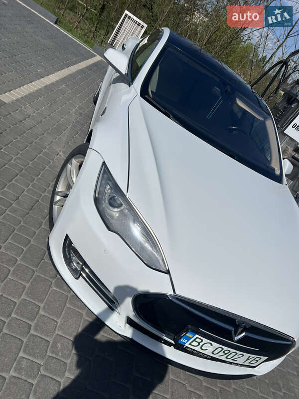 Tesla Model s (2015)