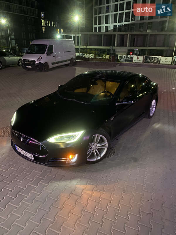Tesla Model s (2015)