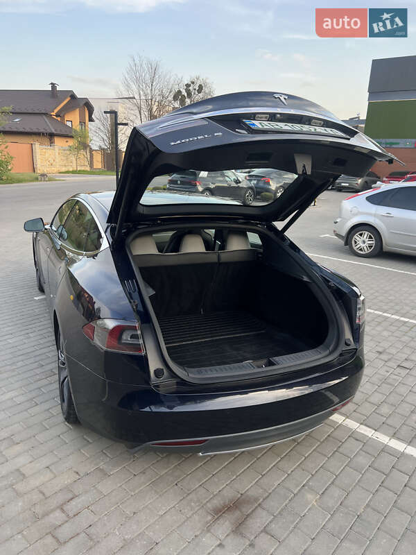 Tesla Model s (2015)