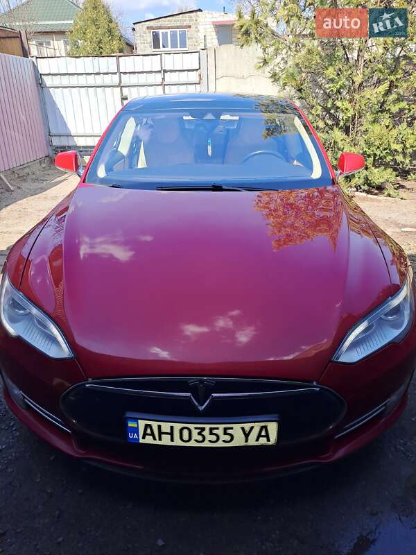Tesla Model s (2015)