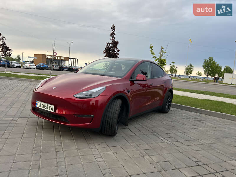 Tesla Model y (2024)