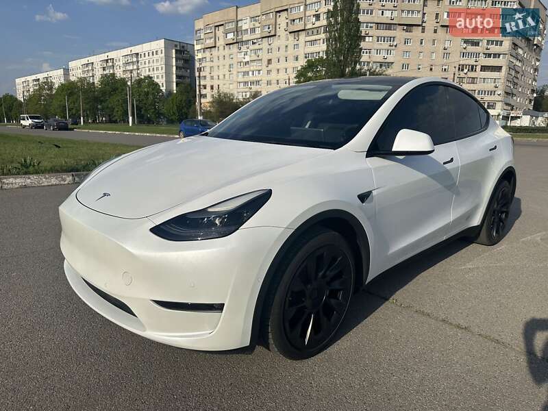 Tesla Model y (2022)