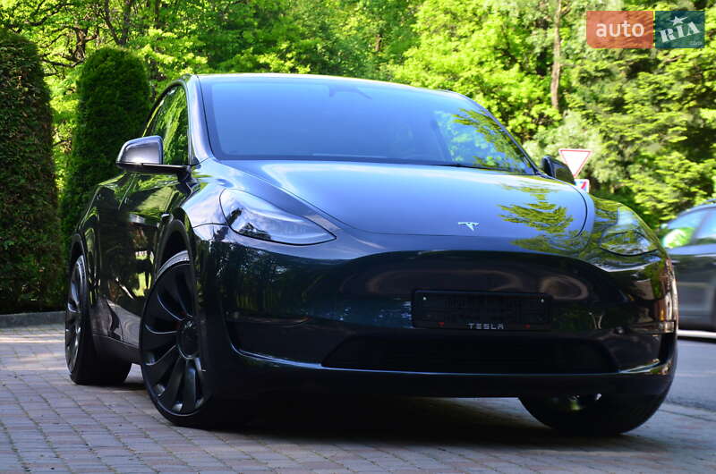 Tesla Model y (2024)