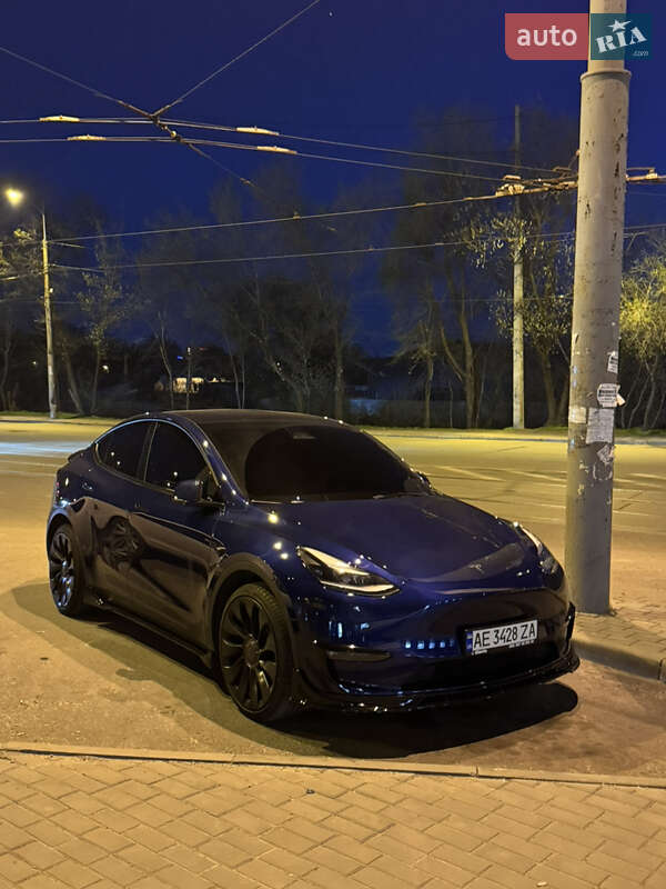 Tesla Model y (2023)