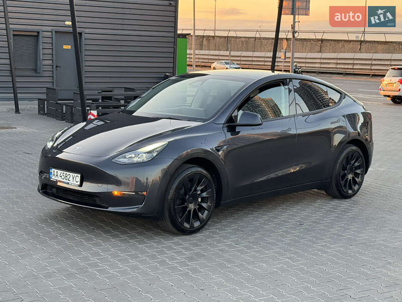Tesla Model y (2024)