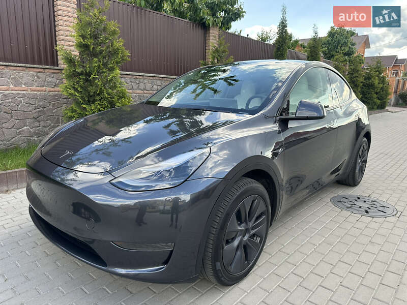 Tesla Model y (2024)