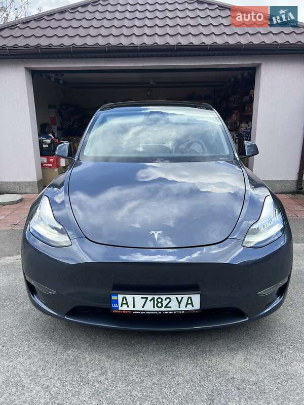 Tesla Model y (2023)
