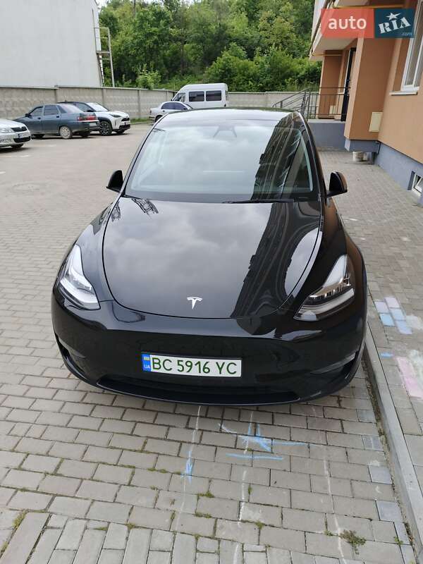 Tesla Model y (2021)