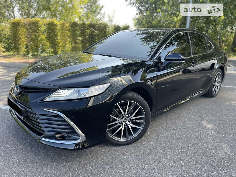 Toyota Camry hybrid (2022)