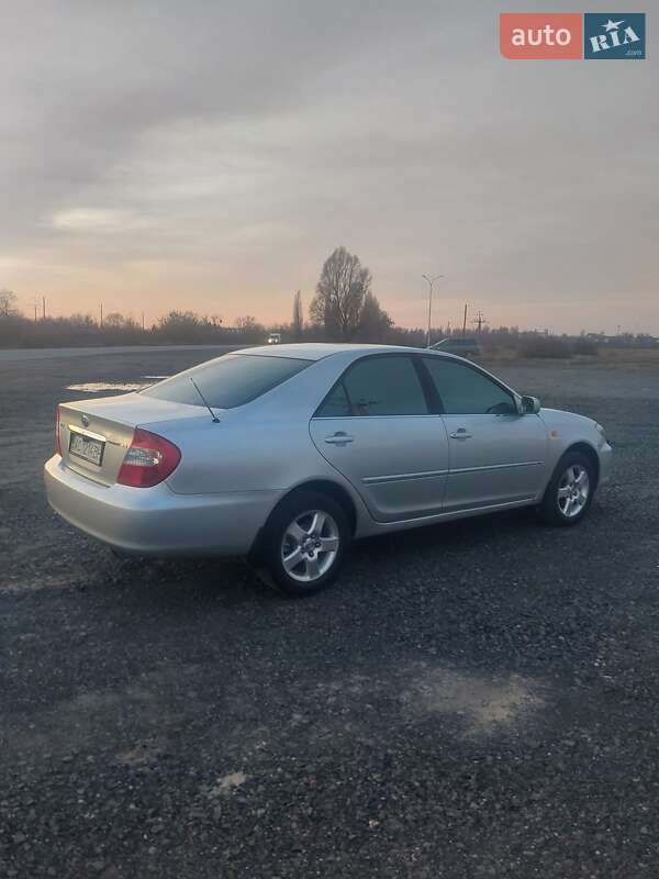 Toyota Camry (2004)