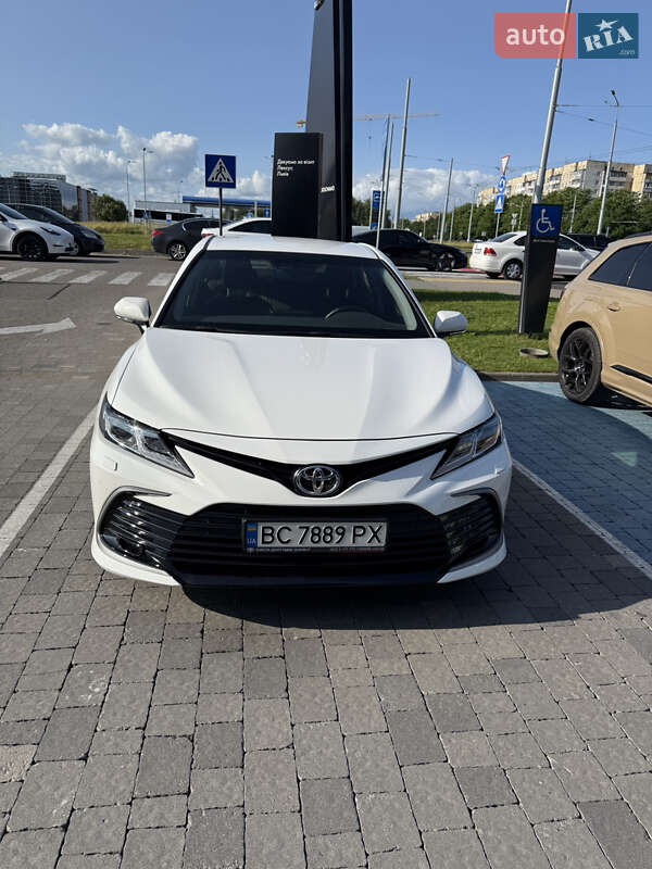 Toyota Camry (2023)