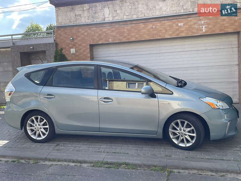 Toyota Prius v (2014)
