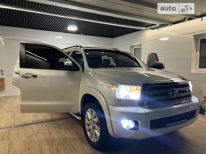Toyota Sequoia (2010)