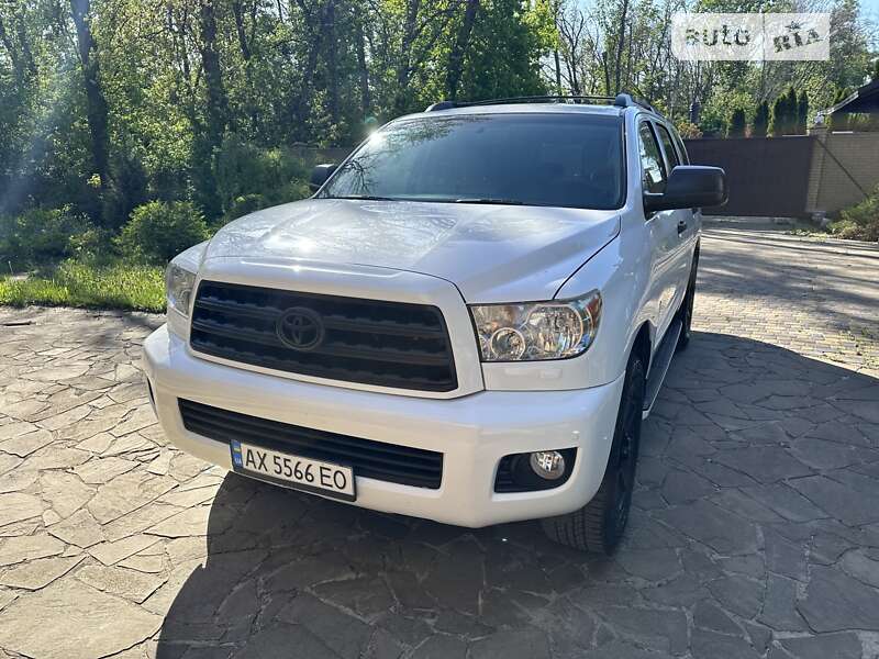 Toyota Sequoia (2016)