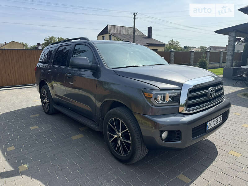 Toyota Sequoia (2015)
