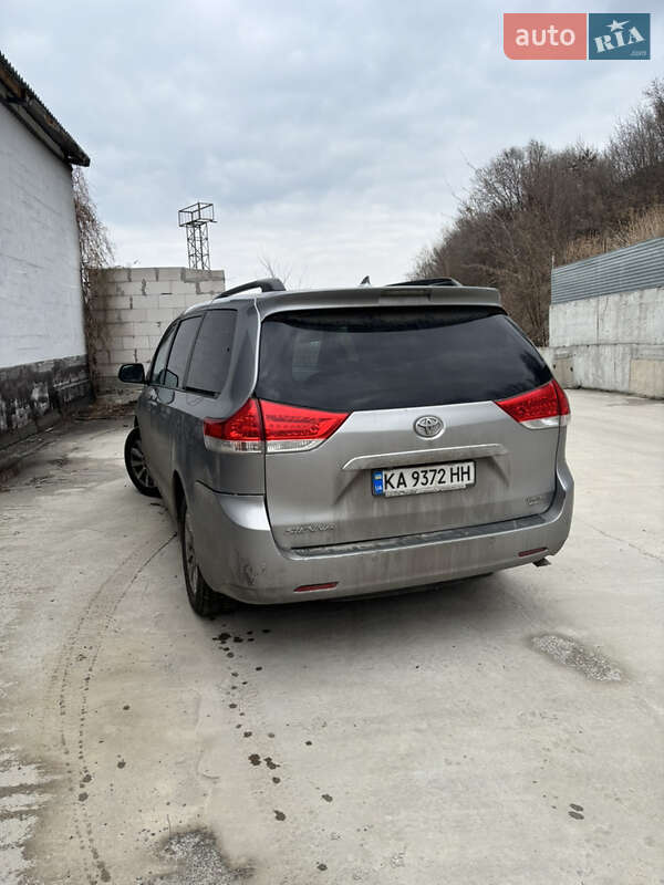 Toyota Sienna (2011)