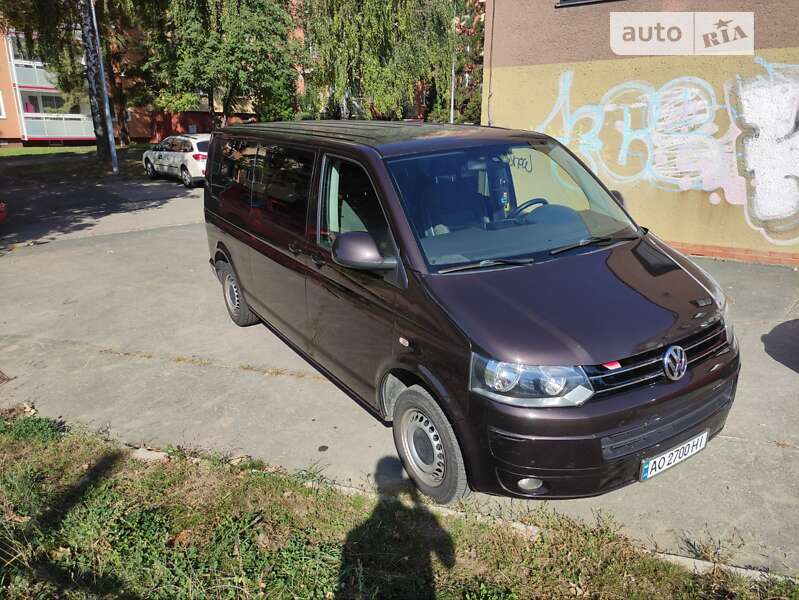Volkswagen Caravelle (2012)