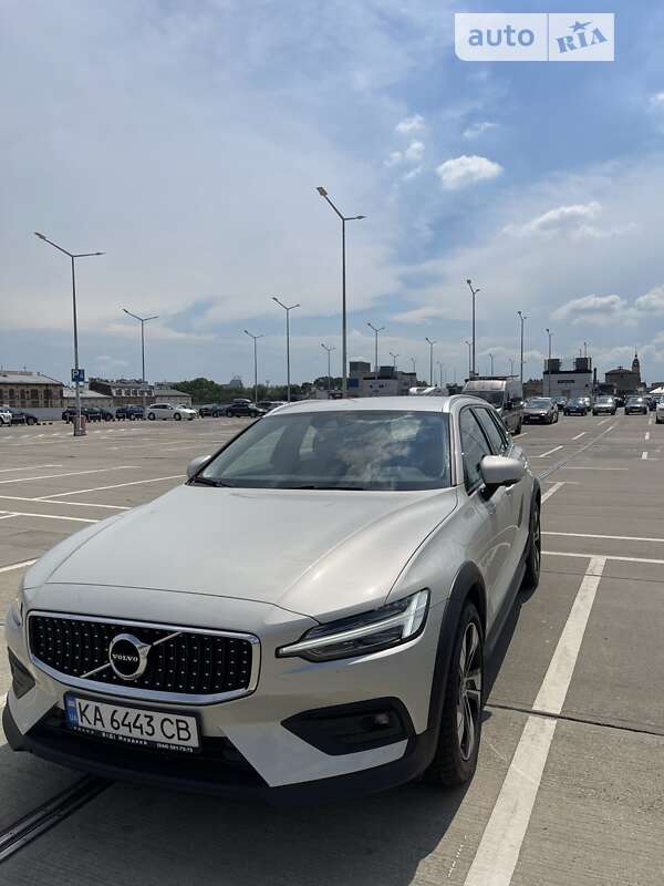 Volvo V60cc (2020)