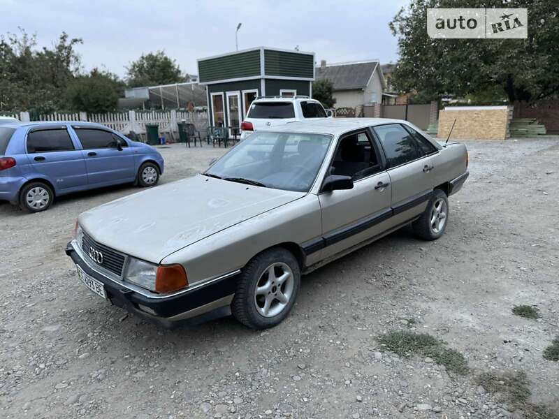 Audi 100 (1983)