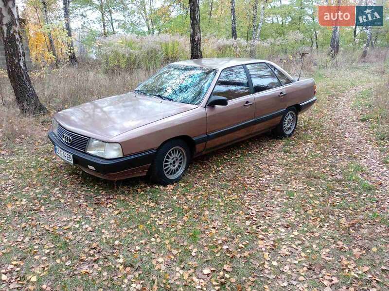 Audi 100 (1982)