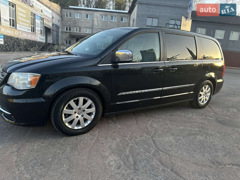Chrysler Town  country (2011)