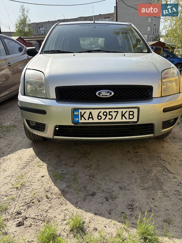Ford Fusion (2004)