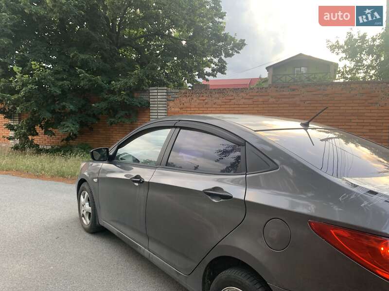 Hyundai Accent (2011)