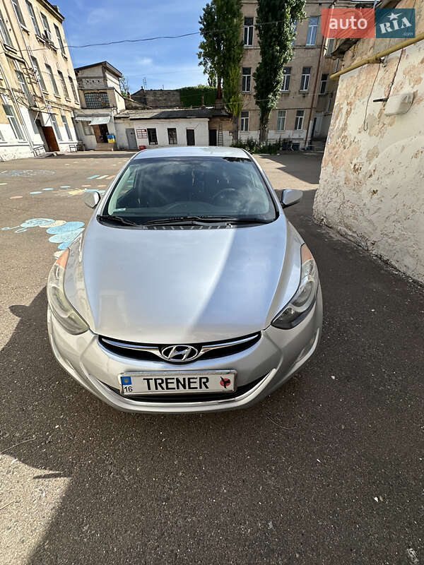Hyundai Elantra (2011)