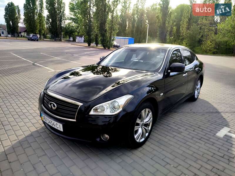 Infiniti M25 (2012)
