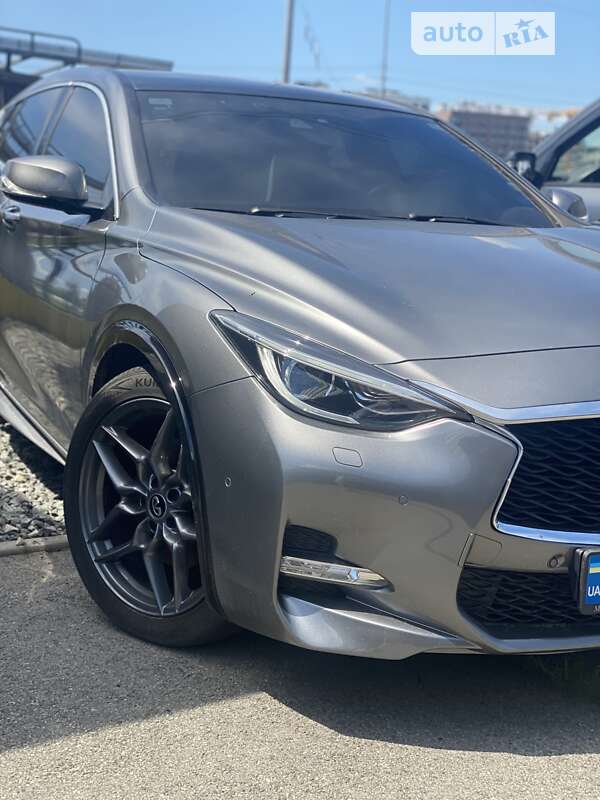 Infiniti Q30 (2016)