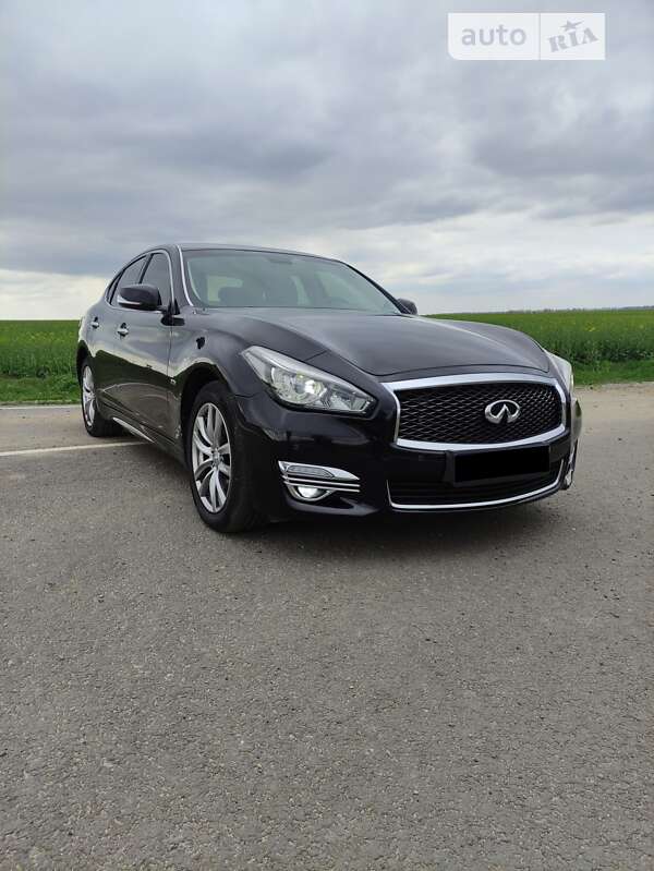 Infiniti Q70 (2015)