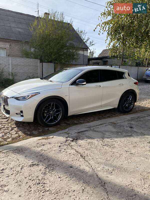 Infiniti Qx30 (2017)