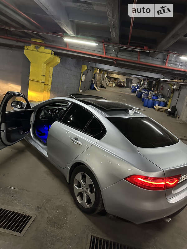 Jaguar Xe (2016)