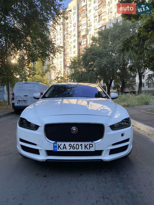 Jaguar Xe (2016)