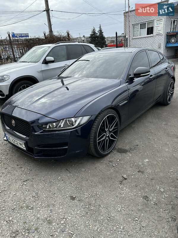 Jaguar Xe (2017)