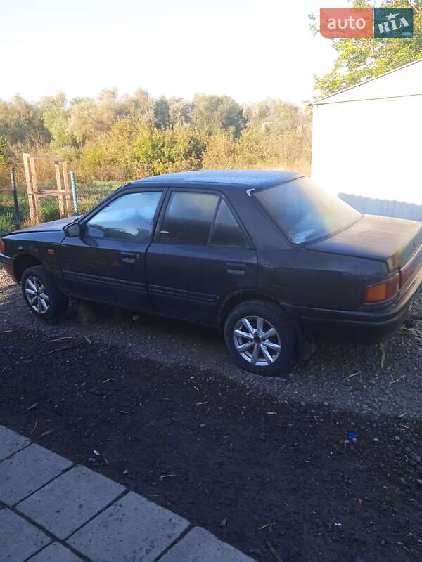 Mazda 323 (1990)