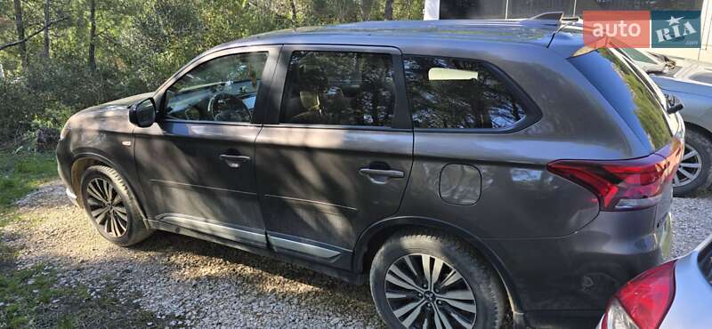Mitsubishi Outlander (2019)