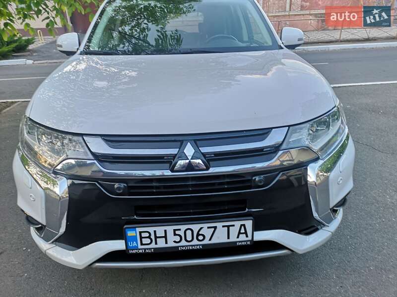 Mitsubishi Outlander (2015)