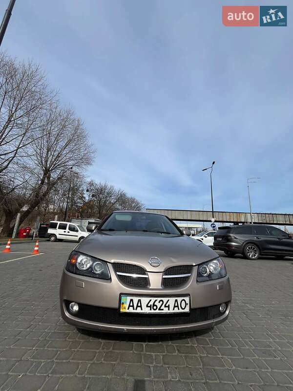 Nissan Almera (2005)