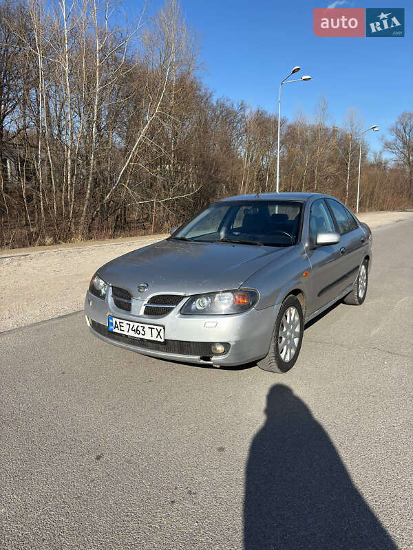 Nissan Almera (2004)