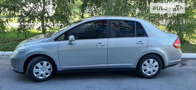 Nissan Tiida (2008)