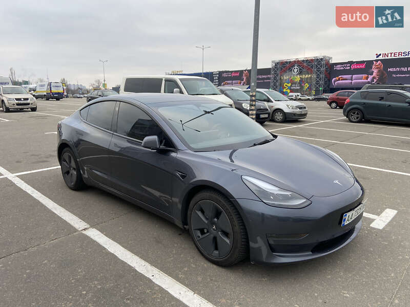 Tesla Model 3 (2023)