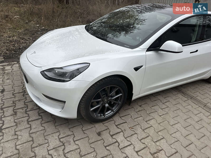 Tesla Model 3 (2022)